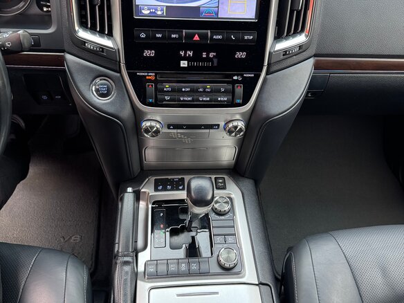 2015 Toyota Land Cruiser 200 Series Рестайлинг 2, белый, 5750000 рублей - вид 18
