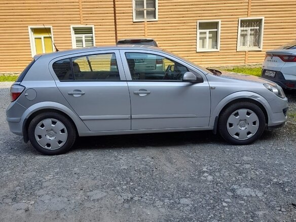 2005 Opel Astra H, серебристый, 400000 рублей