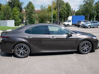 2022 Toyota Camry VIII (XV70) Рестайлинг, коричневый, 5600000 рублей, вид 3