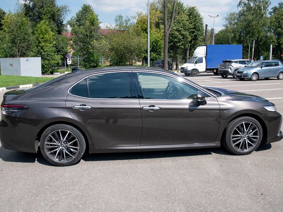 2022 Toyota Camry VIII (XV70) Рестайлинг, коричневый, 5600000 рублей - вид 2