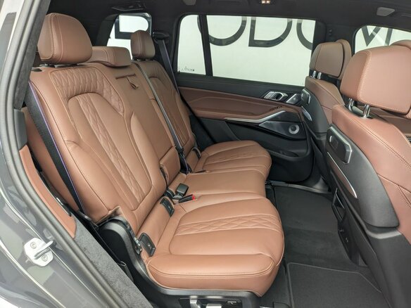 2026 BMW X7 M60i I (G07) Рестайлинг, серый, 23200000 рублей - вид 12