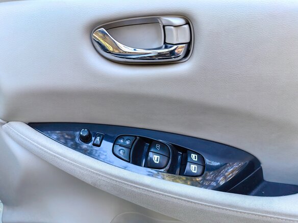 2012 Nissan Leaf (EM57) I (ZE0/AZE0), белый, 808000 рублей - вид 14