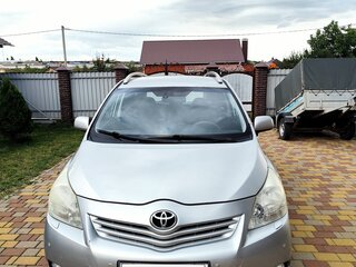 2010 Toyota Verso I, серебристый, 870000 рублей, вид 2