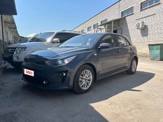 2021 Kia Rio IV Рестайлинг (Global market), серый, 1650000 рублей, вид 1