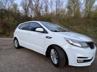 2015 Kia Rio III Рестайлинг, белый, 700000 рублей, вид 2