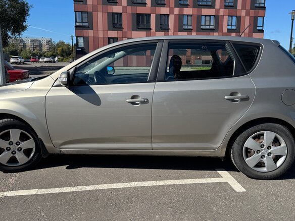 2010 Kia Ceed I Рестайлинг, серебристый, 600000 рублей - вид 5
