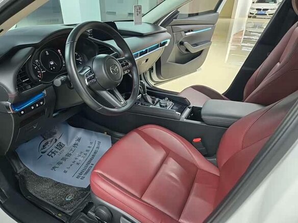 2023 Mazda 3 Axela IV (BP), белый, 1690000 рублей - вид 4