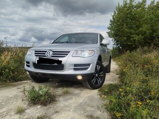 2008 Volkswagen Touareg I Рестайлинг, серебристый, 830000 рублей, вид 2
