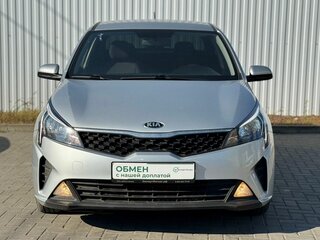 2021 Kia Rio IV Рестайлинг, серебристый, 1675000 рублей, вид 3