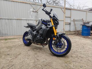 2022 Yamaha MT-09 (FZ-09), серебристый, 1100000 рублей, вид 2