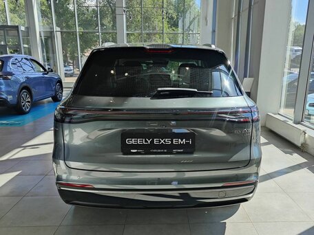 2026 Geely EX5 Гибрид EM-i, серый, 3974990 рублей, вид 4