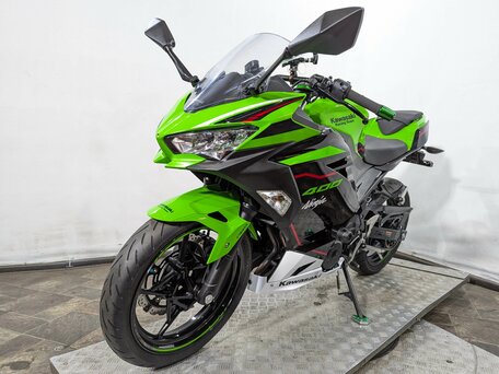 2021 Kawasaki Ninja 400, зелёный, 649000 рублей, вид 1