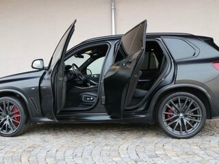 2022 BMW X5 40i IV (G05/G18), чёрный, 8000000 рублей, вид 3
