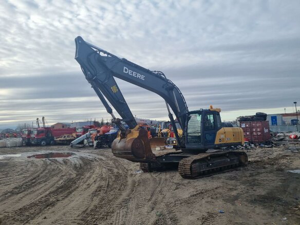 2018 John Deere E260LC, жёлтый, 6351000 рублей