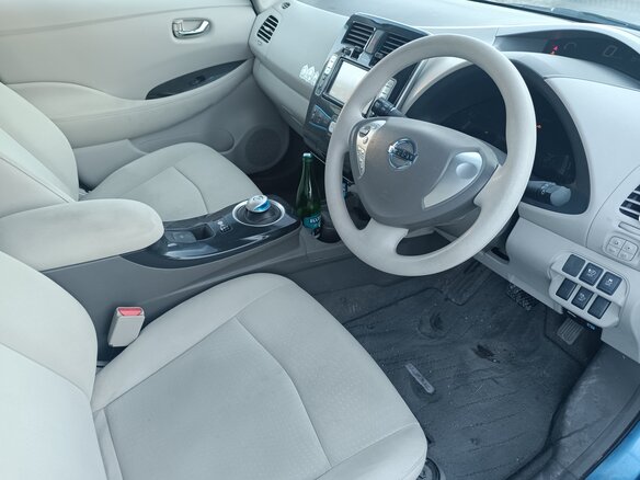 2011 Nissan Leaf (EM61) I (ZE0/AZE0), синий, 745000 рублей - вид 4