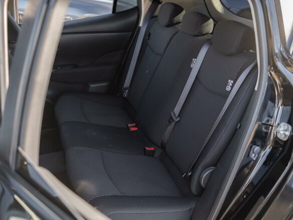 2015 Nissan Leaf 30kWh I (ZE0/AZE0), чёрный, 1110000 рублей - вид 6