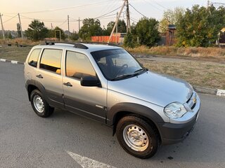 2015 Chevrolet Niva I Рестайлинг, серебристый, 620000 рублей, вид 2
