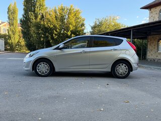 2011 Hyundai Solaris I, серебристый, 575000 рублей, вид 5