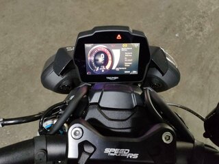 2026 Triumph Speed Triple, серебристый, 1877000 рублей, вид 4
