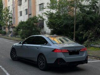 2024 BMW 5 серии 520i VIII (G60/G61/G68), серый, 6940000 рублей, вид 3