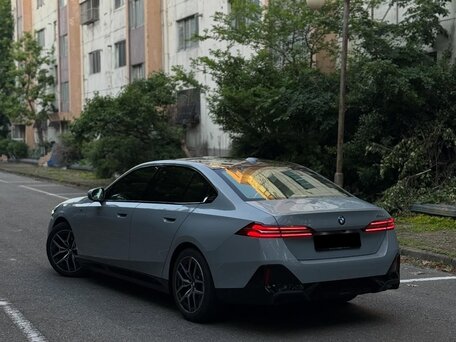 2024 BMW 5 серии 520i VIII (G60/G61/G68), серый, 6940000 рублей, вид 3