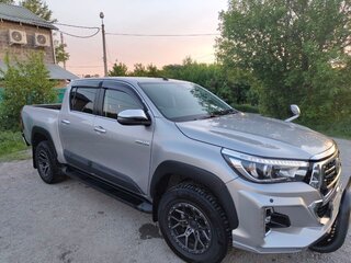 2018 Toyota Hilux VIII Рестайлинг, серебристый, 3000000 рублей, вид 2