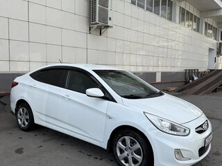 2013 Hyundai Solaris I, белый, 600000 рублей, вид 2