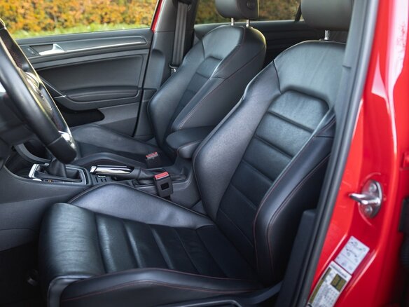 2020 Volkswagen Golf GTI VIII, пурпурный, 2395000 рублей - вид 16