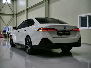 2024 BMW 5 серии 530i xDrive VIII (G60/G61/G68), белый, 7300000 рублей, вид 5