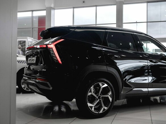 2026 Geely Atlas II, чёрный, 3909990 рублей - вид 4