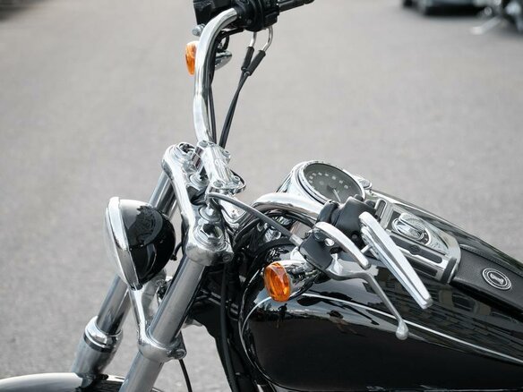 2013 Harley-Davidson Dyna Glide Custom, чёрный, 650000 рублей - вид 8