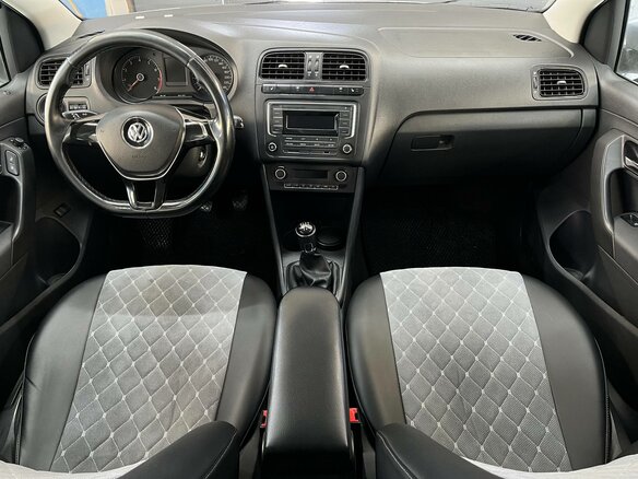 2017 Volkswagen Polo V Рестайлинг, серебристый, 933910 рублей - вид 13