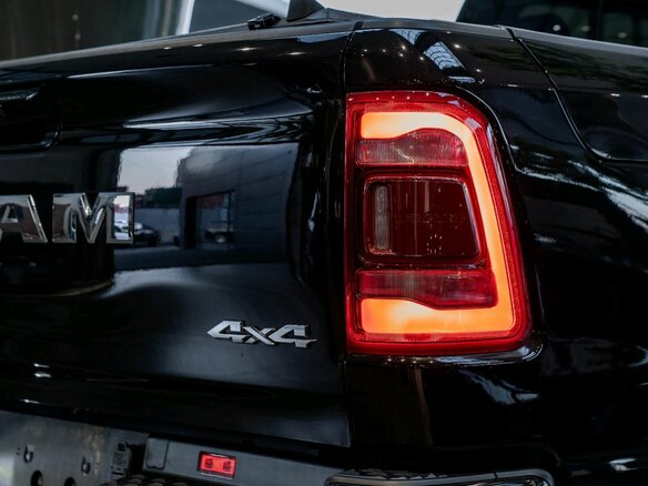 2023 Ram 1500 Crew Cab eTorque V, чёрный, 9500000 рублей - вид 9