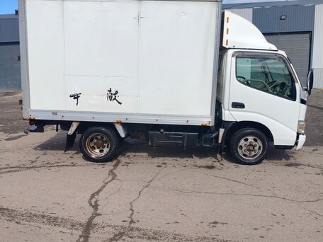 2004 Toyota Dyna, белый, 2200000 рублей, вид 3