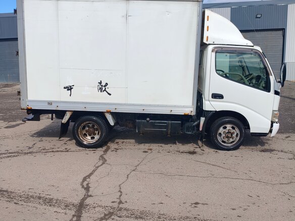 2004 Toyota Dyna, белый, 2100000 рублей - вид 2
