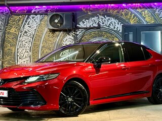 2021 Toyota Camry VIII (XV70) Рестайлинг, красный, 3185000 рублей, вид 1