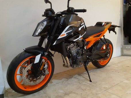 2026 KTM 890 Duke GP, чёрный, 899000 рублей, вид 5