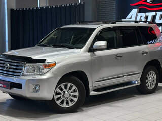 2014 Toyota Land Cruiser 200 Series Рестайлинг 1, серебристый, 3930000 рублей, вид 2