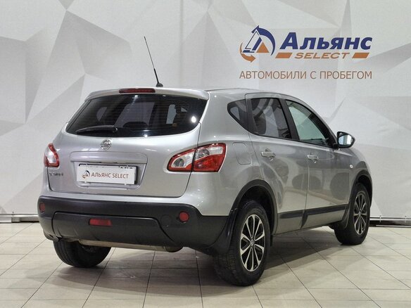 2013 Nissan Qashqai I Рестайлинг, серебристый, 1110000 рублей - вид 2