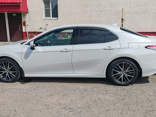 2021 Toyota Camry US Market VIII (XV70) Рестайлинг, белый, 3300000 рублей, вид 4