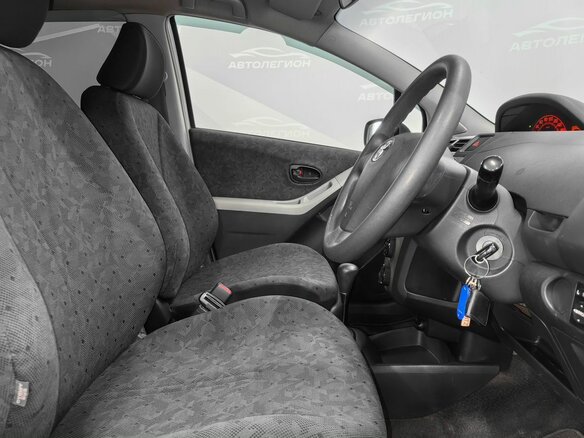 2010 Toyota Vitz II (XP90), белый, 650000 рублей - вид 9