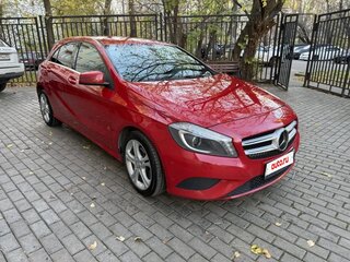 2013 Mercedes-Benz A-Класс 180 III (W176), красный, 1600000 рублей, вид 1