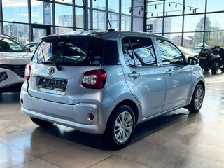 2018 Toyota Passo III Рестайлинг, серебристый, 945000 рублей, вид 4
