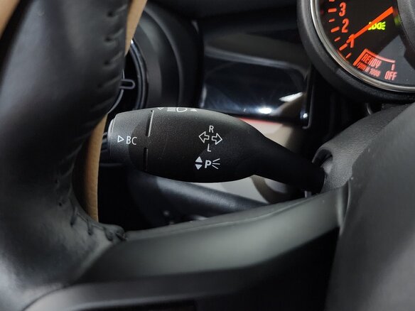 2021 Mini Hatch Cooper III (F55/F56) Рестайлинг 2, серебристый, 1660000 рублей - вид 12