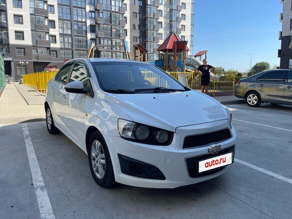 2013 Chevrolet Aveo II, белый, 700000 рублей - вид 2