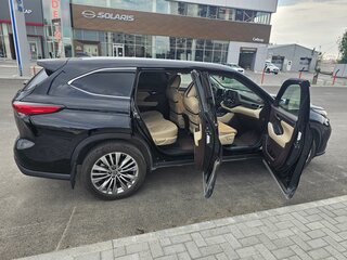 2022 Toyota Highlander IV (XU70), чёрный, 7300000 рублей, вид 2