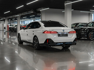 2024 BMW 5 серии 530i xDrive VIII (G60/G61/G68), белый, 7350000 рублей, вид 4