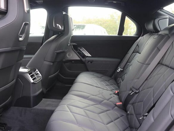 2026 BMW 7 серии 740 xDrive VII (G70) Рестайлинг, чёрный, 15973868 рублей - вид 15