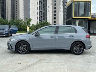2023 Volkswagen Golf VIII, серый, 1840000 рублей, вид 5