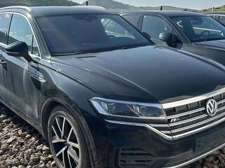 2019 Volkswagen Touareg III, чёрный, 4600000 рублей, вид 3